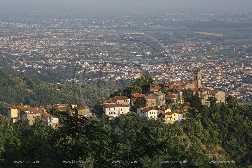 Massa e Cozzile, Blick ueber Cozzile; Massa e Cozzile, view over Cozzille.