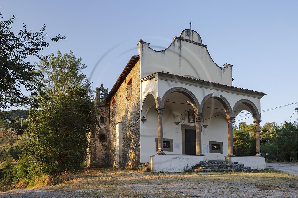 Massa e Cozzile Croci, la chiesa Bergkirche Santuario della Madonna del Carmelo a Croci; Massa e Cozzile Croci, church Bergkirche Santuario della Madonna del Carmelo a Croci.