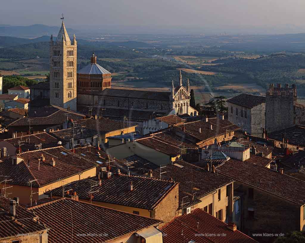 Massa, Massa-Carrara, Toskana, Tuscany, Blick auf Stadt bei Sonnenuntergang, Abendstimmung