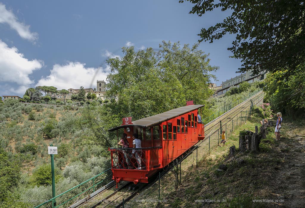 Blick auf Montecatini Alto mit Standseilbahn Funiculare; view to Montecantini Alto with cable railway Funiculare.