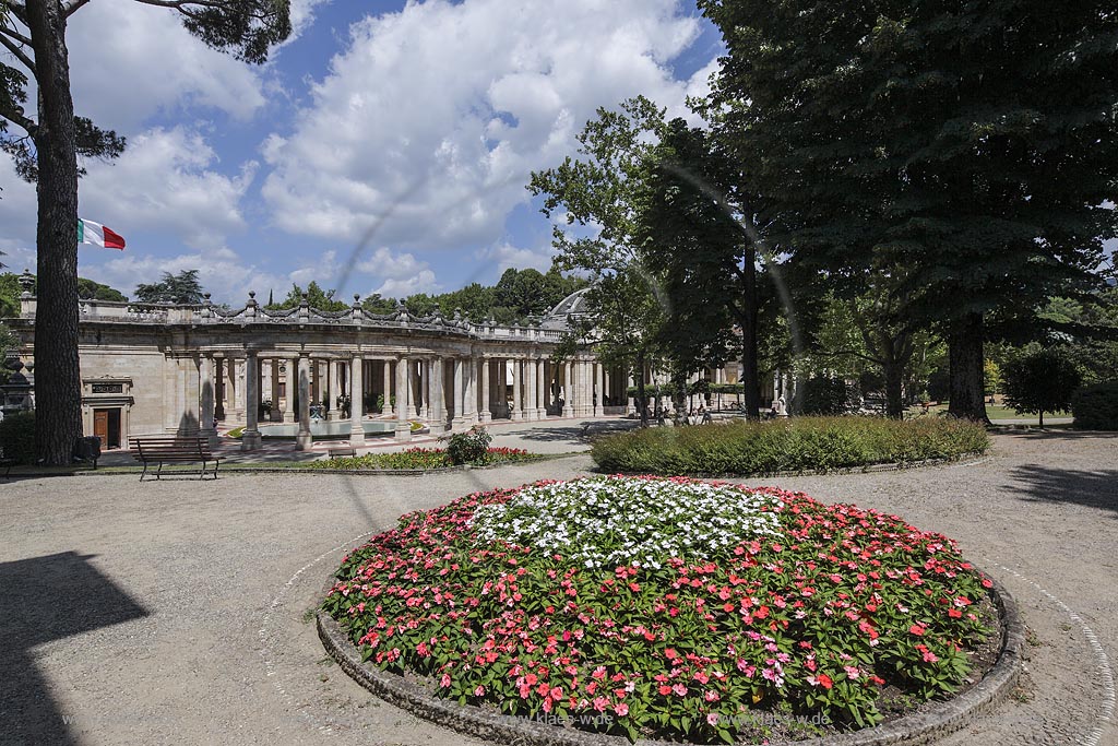 Montecatini Terme, Thermalbad Tettuccio mit Park; Montecatini Terme, thermal bath Tettuccio with parque.