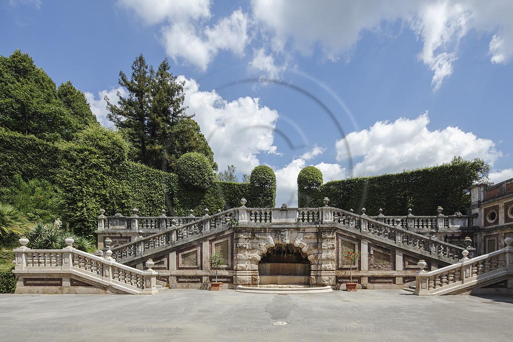 Montecatini Terme, Thermalbad Tettuccio mit Park; Montecatini Terme, thermal bath Tettuccio with parque.