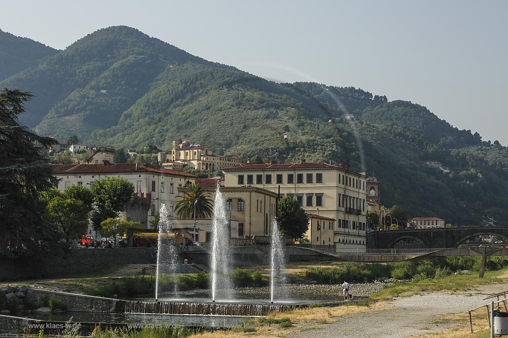 Pescia, Blick auf die Stadt  und den FLuss Pescia; Pescia, view to the town and to the river Pescia.