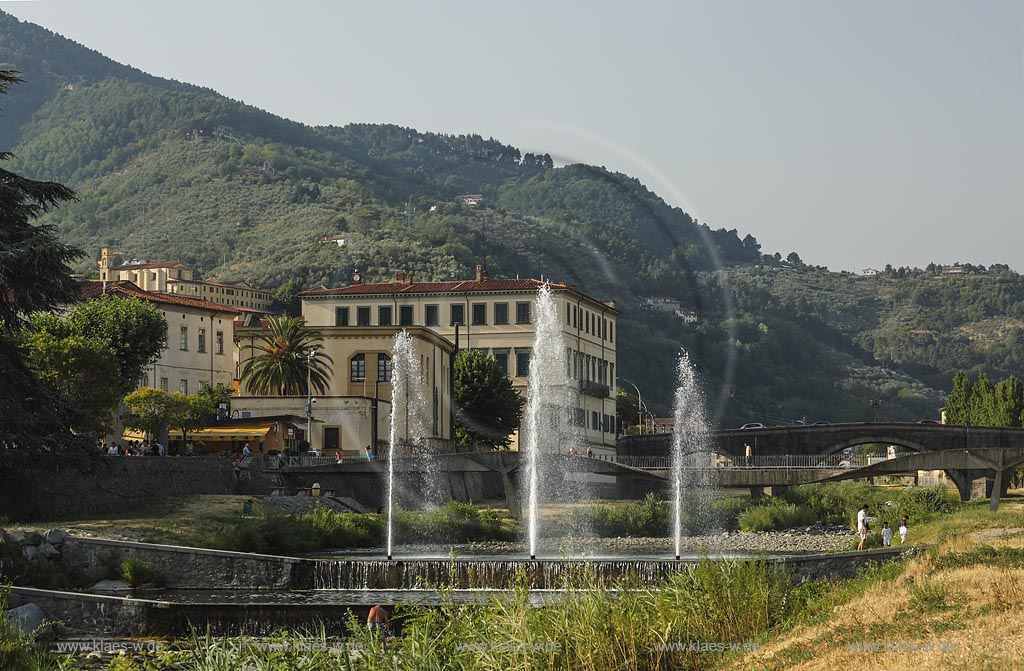 Pescia, Blick auf die Stadt  und den FLuss Pescia; Pescia, view to the town and to the river Pescia.