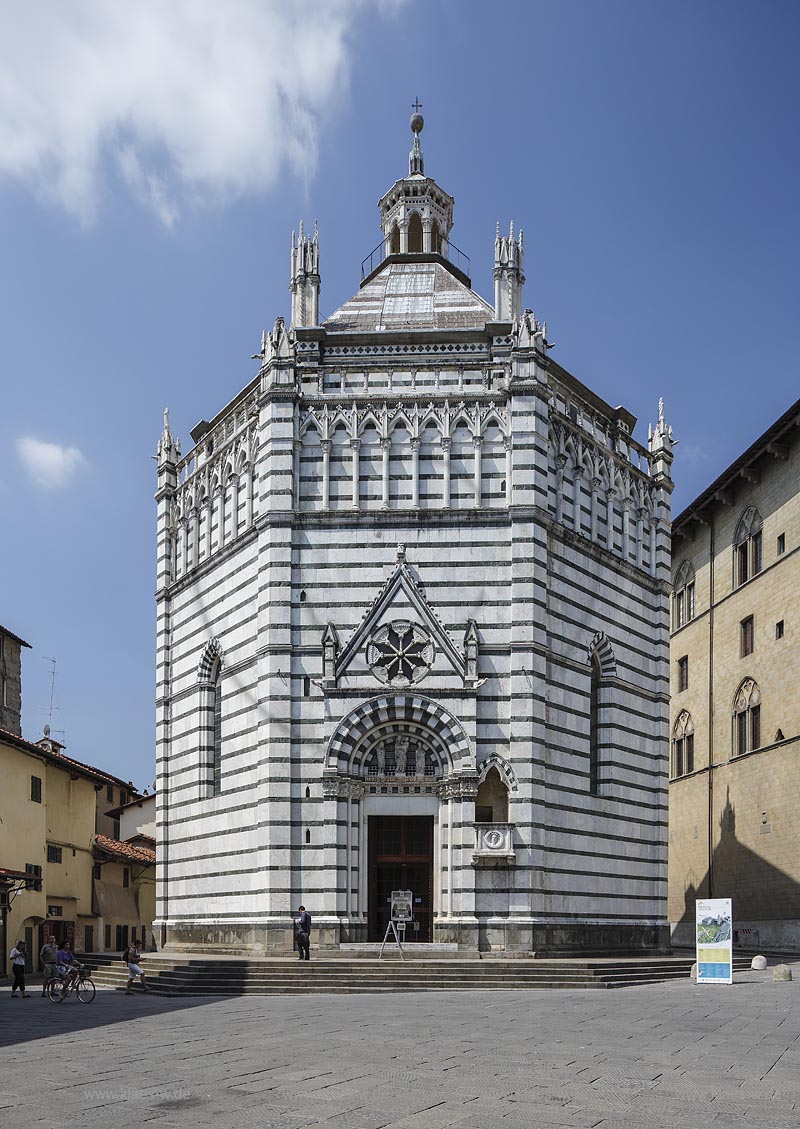 Pistoia, Baptisterium, Battistero San Giovanni am Piazza del Duomo; Pistoia, baptistery  San Giovanni at the place Piazza del Duomo.