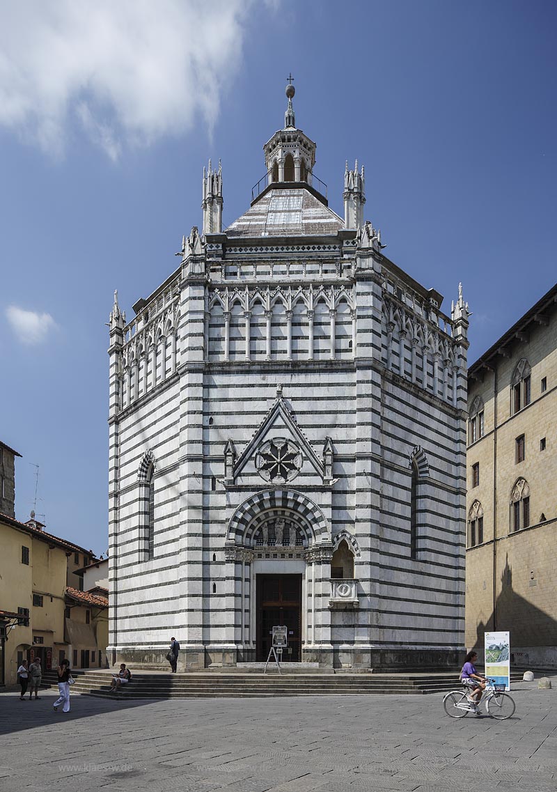 Pistoia, Baptisterium, Battistero San Giovanni am Piazza del Duomo; Pistoia, baptistery  San Giovanni at the place Piazza del Duomo.