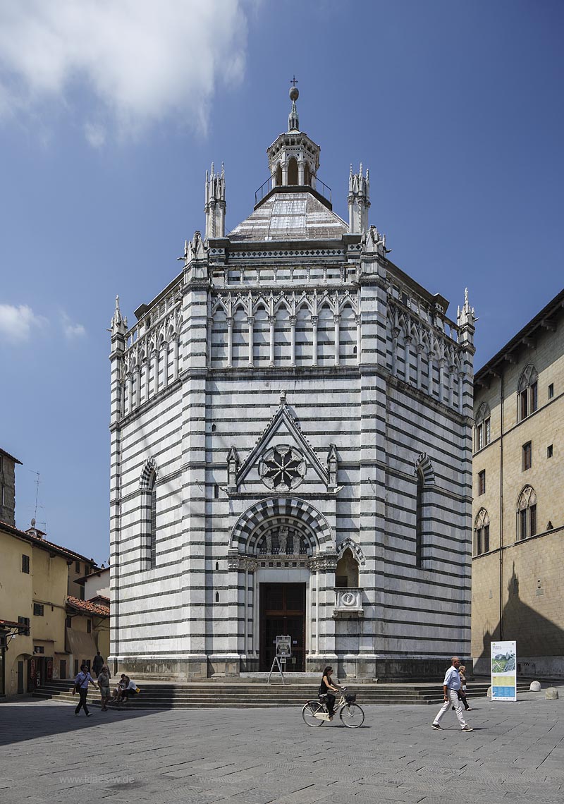 Pistoia, Baptisterium, Battistero San Giovanni am Piazza del Duomo; Pistoia, baptistery  San Giovanni at the place Piazza del Duomo.