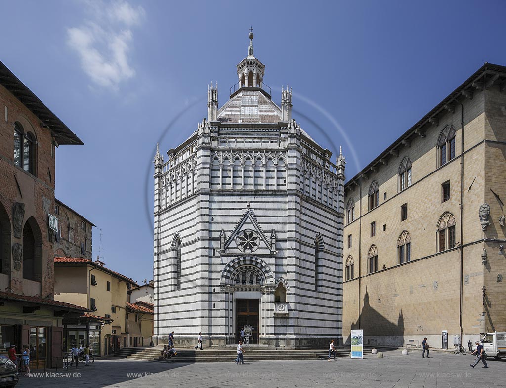 Pistoia, Baptisterium, Battistero San Giovanni am Piazza del Duomo; Pistoia, baptistery  San Giovanni at the place Piazza del Duomo.