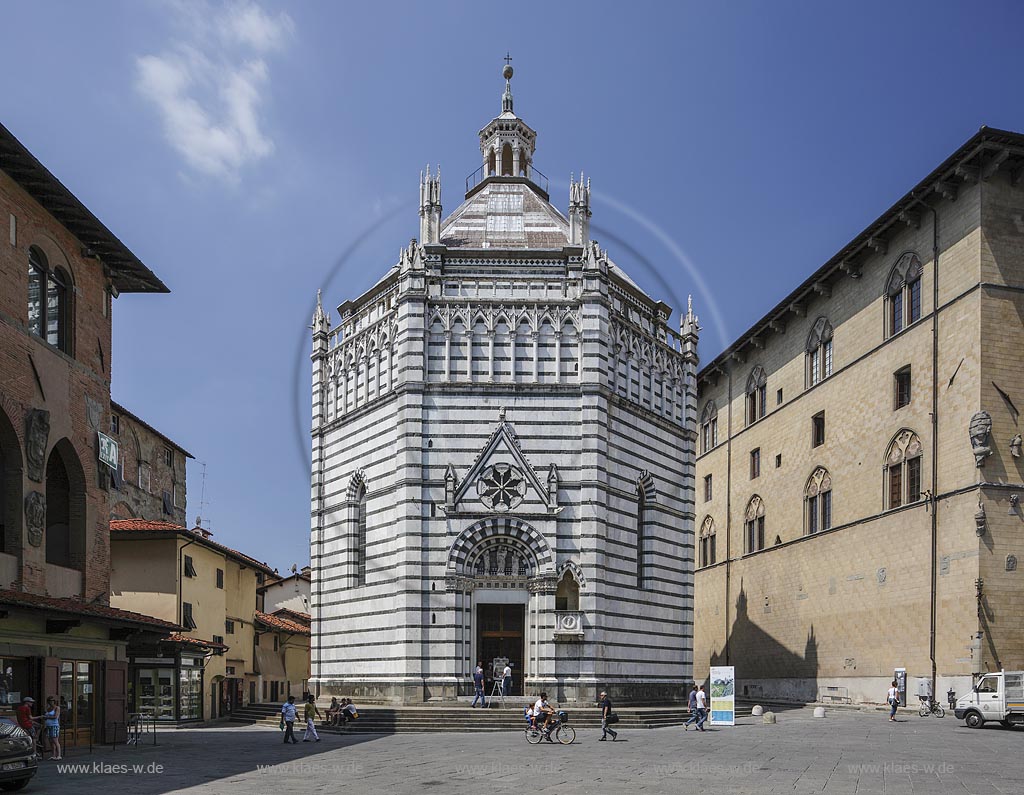 Pistoia, Baptisterium, Battistero San Giovanni am Piazza del Duomo; Pistoia, baptistery  San Giovanni at the place Piazza del Duomo.