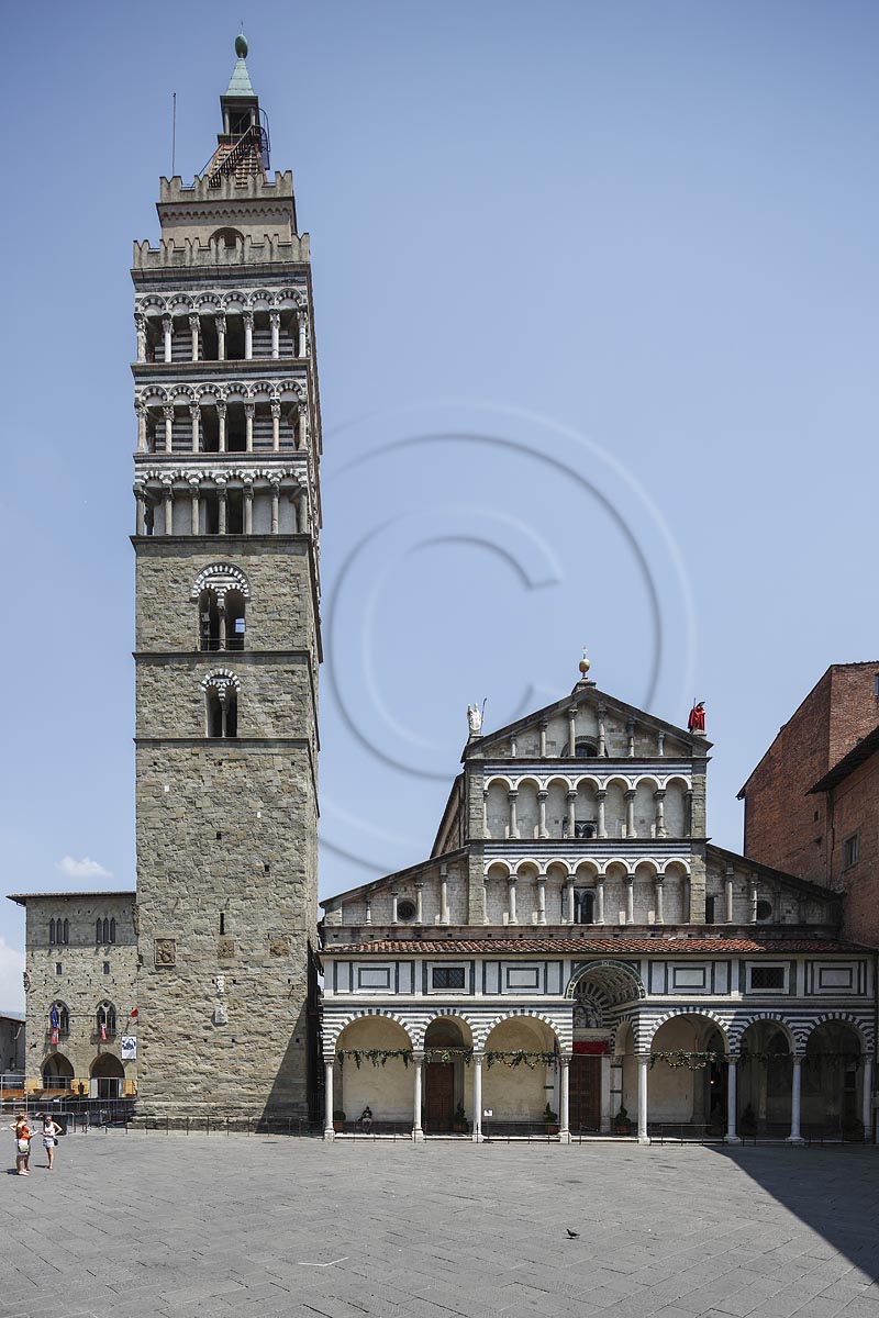 Pistoia, Piazza del Duomo,  Blick zum Dom, Kathedrale San Zeno; Pistoia, place Piazza del Duomo, view to he cathedral San Zeno.