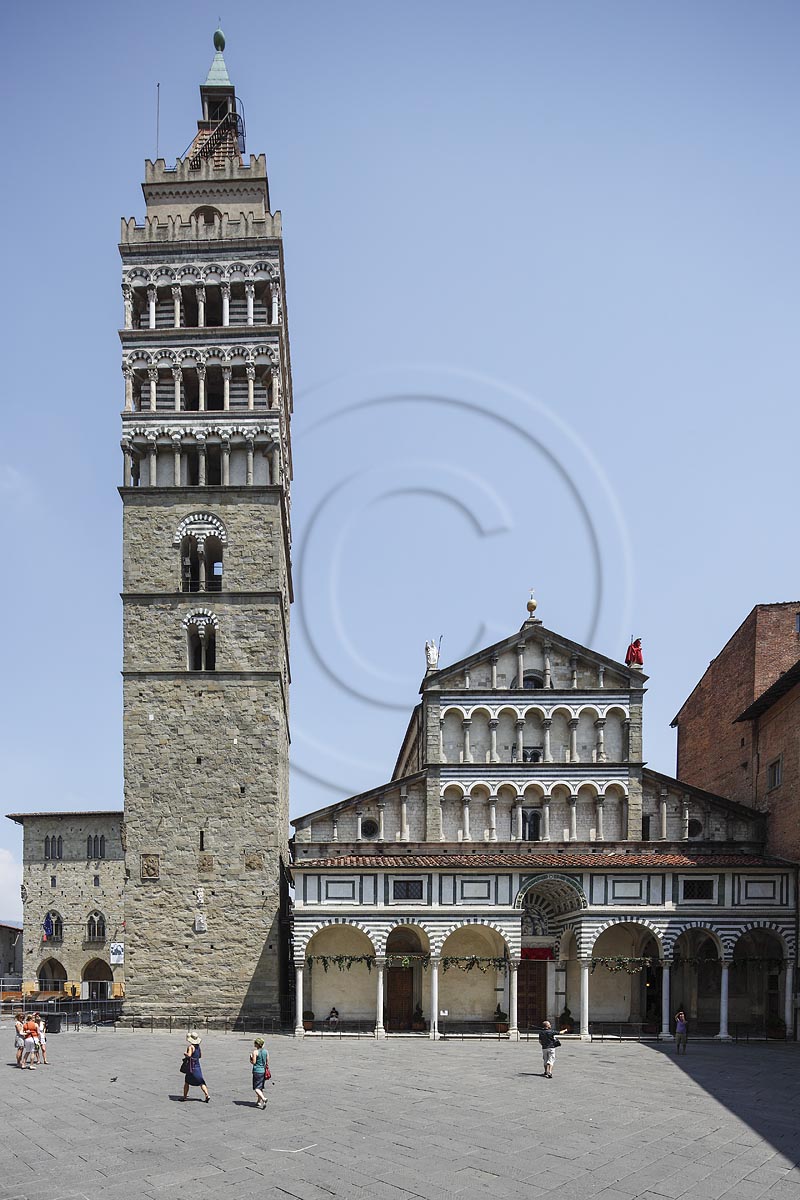 Pistoia, Piazza del Duomo,  Blick zum Dom, Kathedrale San Zeno; Pistoia, place Piazza del Duomo, view to he cathedral San Zeno.