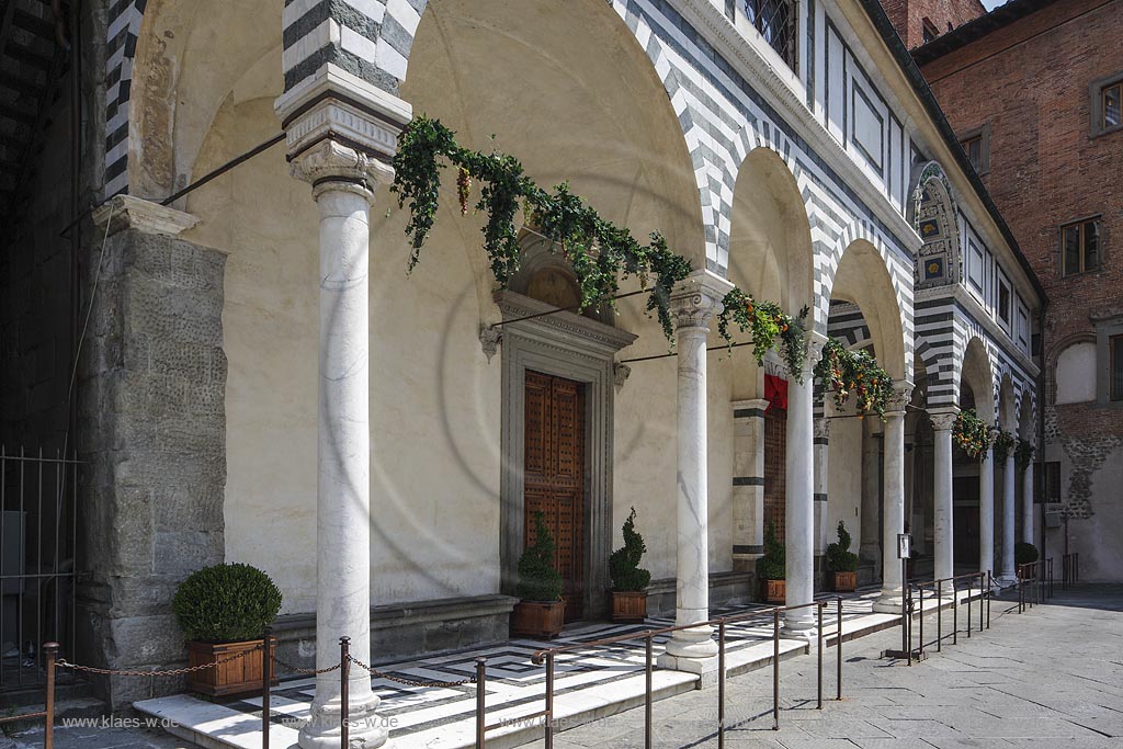 Pistoia,  Blick zum Dom, Kathedrale San Zeno  mit Hauptportal und Arkaden; Pistoia, view to the cathedral San Zeno with main portal and arcaded sidewalk.