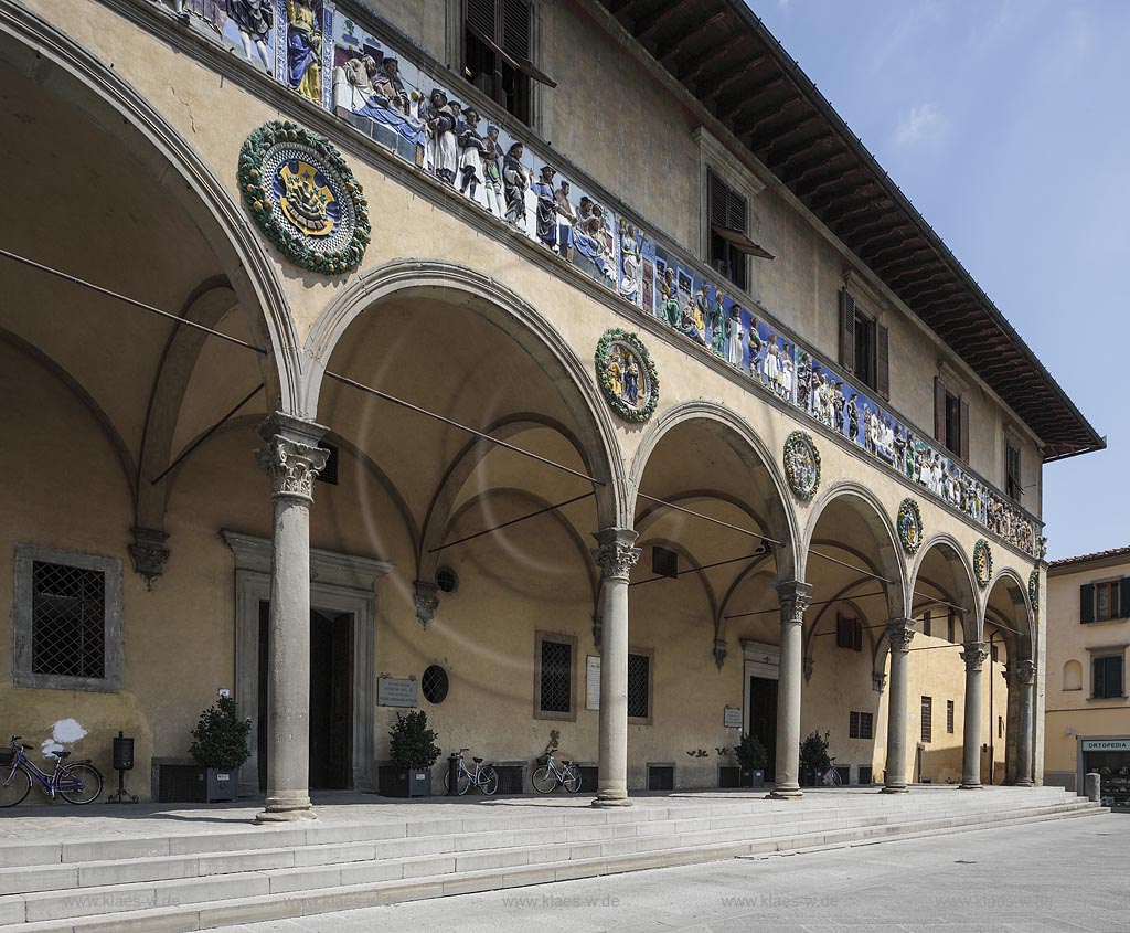 Pistoia, Krankenhaus  Ospedale del Ceppo, mit Terrakottafries und -tondi; Pistoia, hospital Ospedale del Ceppo, arcaded sidewalk.