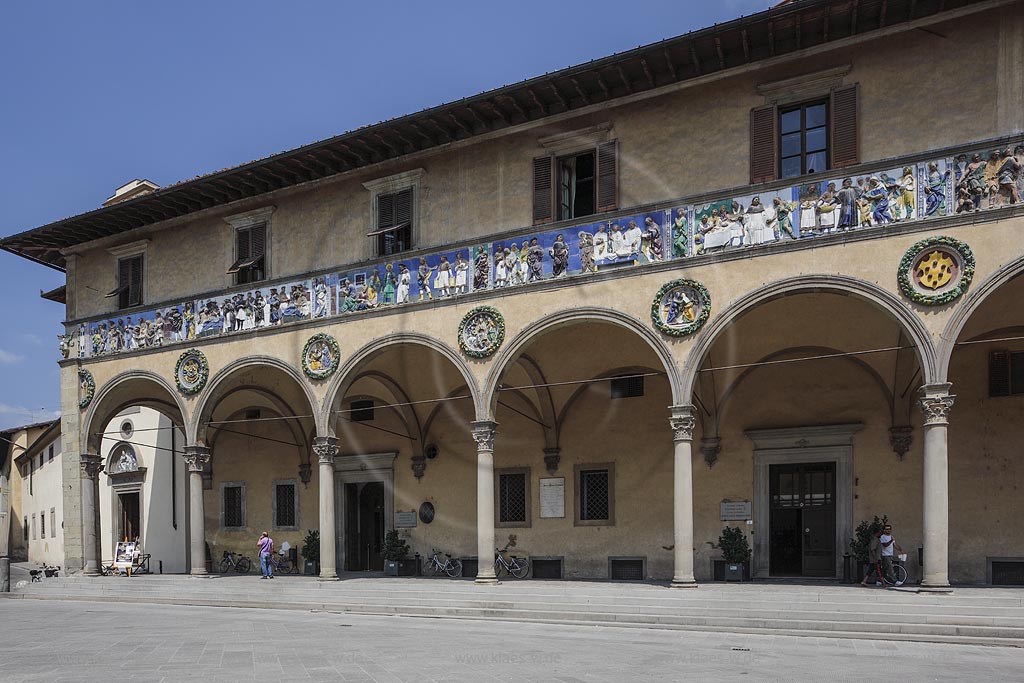 Pistoia, Krankenhaus  Ospedale del Ceppo, mit Terrakottafries und -tondi; Pistoia, hospital Ospedale del Ceppo, arcaded sidewalk.