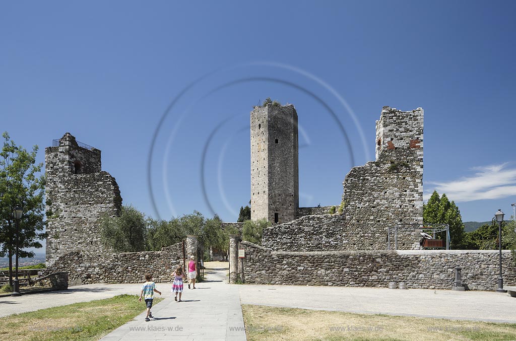 Seravalle Pistoiese, Blick zur "Rocca Nuova" - die Burg von Castruccio Castracani; Seravalle Pistoiese, view to castle "Rocca Nuova"- by Castruccio Ccastracani.