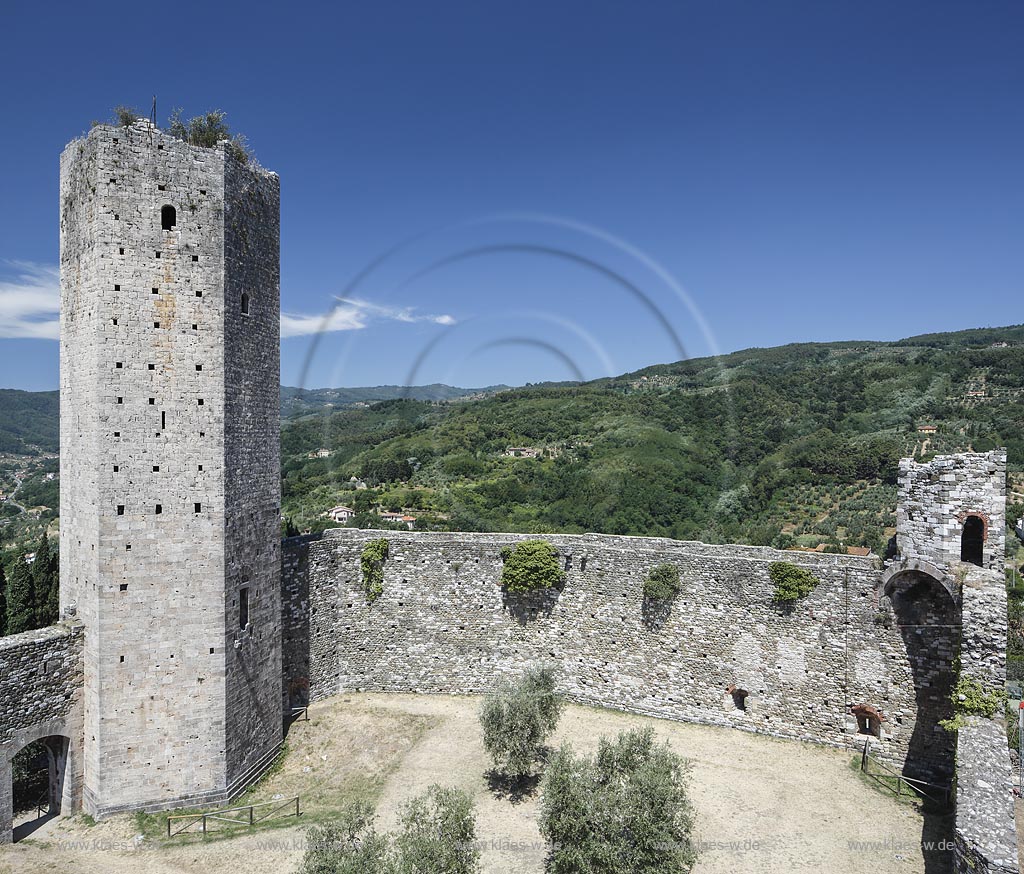 Seravalle Pistoiese, Blick zur "Rocca Nuova" - die Burg von Castruccio Castracani; Seravalle Pistoiese, view to castle "Rocca Nuova"- by Castruccio Ccastracani.