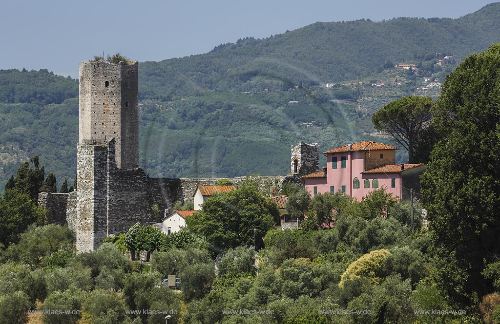 Seravalle Pistoiese, Blick zur "Rocca Nuova" - die Burg von Castruccio Castracani; Seravalle Pistoiese, view to castle "Rocca Nuova"- by Castruccio Ccastracani.