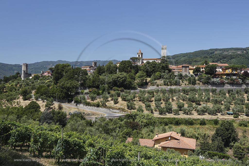 Serravalle Pistoiese, Blick vom Turm der Rocca Nuova auf Seravalle von rechts nach links zu sehen der Turm Torre del Barbarossa, Kirchen Santo Stefano und San Michele; Serravalle Pistoiese, view towards Seravalle from the one of the quadrangular towers of Rocca Nuova. From right to left: Barbarossa tower, Santo Stefano's church and San Michele's church.