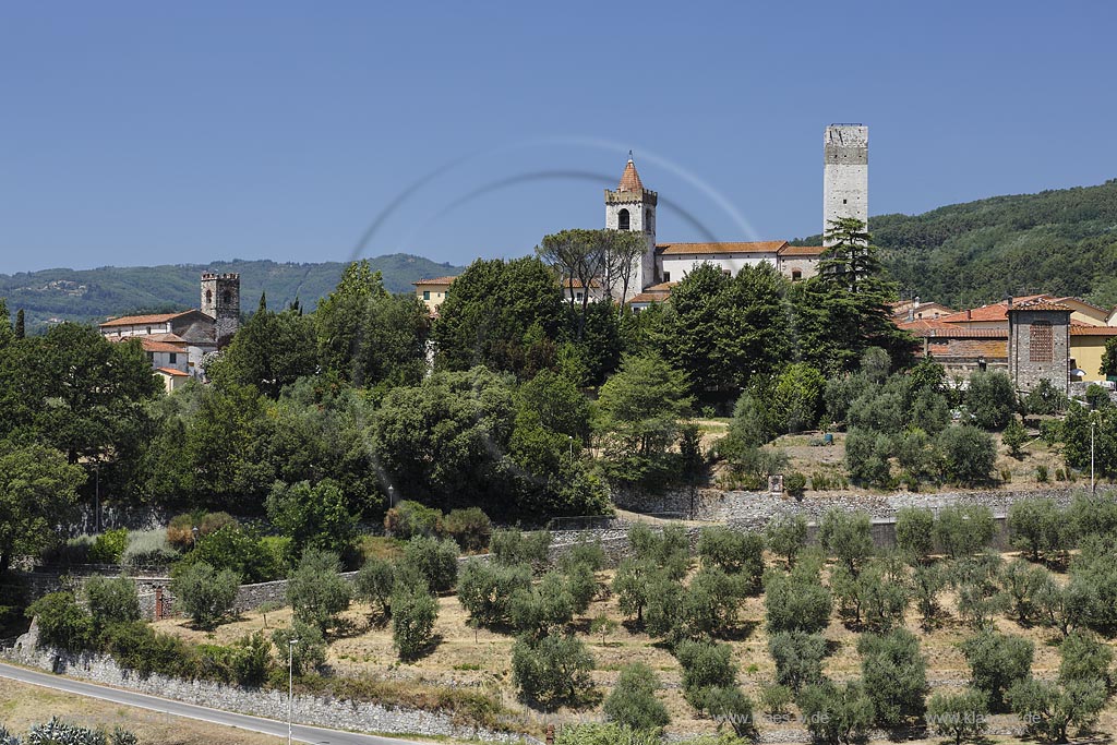 Serravalle Pistoiese, Blick vom Turm der Rocca Nuova auf Seravalle von rechts nach links zu sehen der Turm Torre del Barbarossa, Kirchen Santo Stefano und San Michele; Serravalle Pistoiese, view towards Seravalle from the one of the quadrangular towers of Rocca Nuova. From right to left: Barbarossa tower, Santo Stefano's church and San Michele's church.