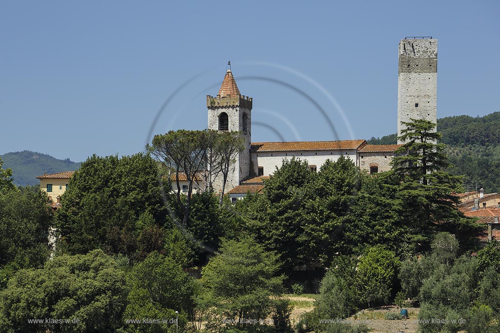 Serravalle Pistoiese, Blick vom Turm der Rocca Nuova auf Seravalle von rechts nach links zu sehen der Turm Torre del Barbarossa und Kirche Santo Stefano ; Serravalle Pistoiese, view towards Seravalle from the one of the quadrangular towers of Rocca Nuova. From right to left: Barbarossa tower and Santo Stefano's church .