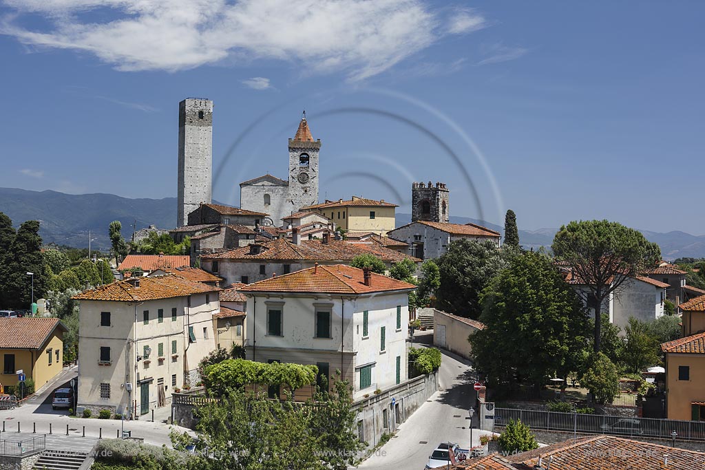 Serravalle Pistoiese, Blick vom Turm der Rocca Nuova auf Seravalle von links nach rechts zu sehen der Turm Torre del Barbarossa, Kirchen Santo Stefano und San Michele; Serravalle Pistoiese, view towards Seravalle from the one of the quadrangular towers of Rocca Nuova. From left to right: Barbarossa tower, Santo Stefano's church and San Michele's church.