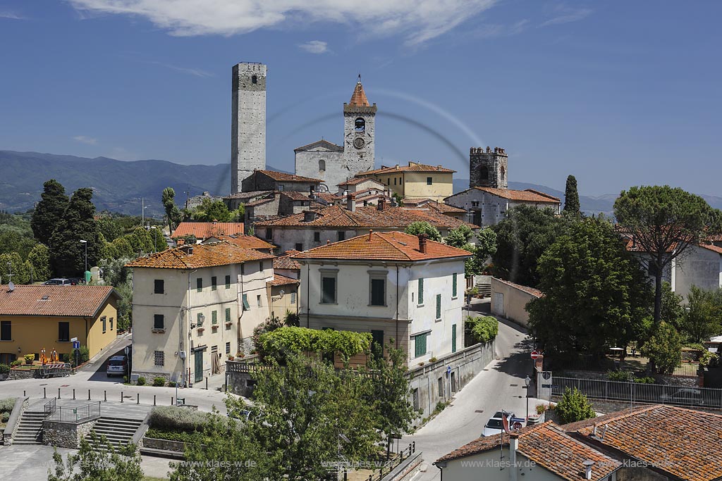 Serravalle Pistoiese, Blick vom Turm der Rocca Nuova auf Seravalle von links nach rechts zu sehen der Turm Torre del Barbarossa, Kirchen Santo Stefano und San Michele; Serravalle Pistoiese, view towards Seravalle from the one of the quadrangular towers of Rocca Nuova. From left to right: Barbarossa tower, Santo Stefano's church and San Michele's church.