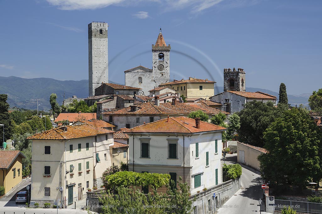 Serravalle Pistoiese, Blick vom Turm der Rocca Nuova auf Seravalle von links nach rechts zu sehen der Turm Torre del Barbarossa, Kirchen Santo Stefano und San Michele; Serravalle Pistoiese, view towards Seravalle from the one of the quadrangular towers of Rocca Nuova. From left to right: Barbarossa tower, Santo Stefano's church and San Michele's church.