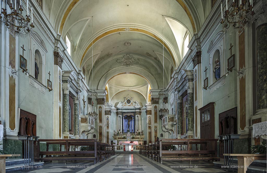 Seravalle Pistolese, chiesa San Stephano, Innenansicht, Blick durchs Langhaus zum Altar; Seravalle Pistolese, church chiesa San Stephano,  interior view, view trough the  nave to the altar.