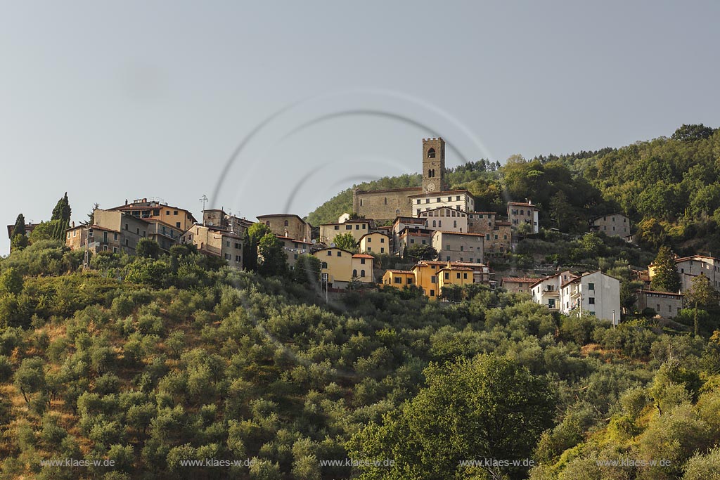 Uzzano, Blick zur Burg Castello de Uzzano; Uzzano, view to the castle Castello de Uzzano.