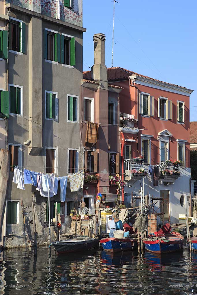 Chioggia Kanal Vena mit Fischerbooten vor Haeuserzeile mit Waesche auch Waescheleine; Canale Vena with fishing boats and clothes on a clothesline in front of housefacade, housefront