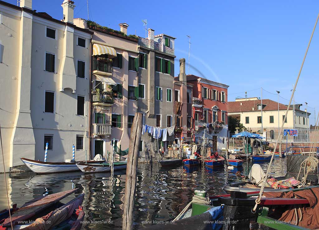 Chioggia Kanal Vena mit Fischerbooten vor Haeuserzeile mit Waesche auch Waescheleine; Canale Vena with fishing boats and clothes on a clothesline in front of housefacade, housefront