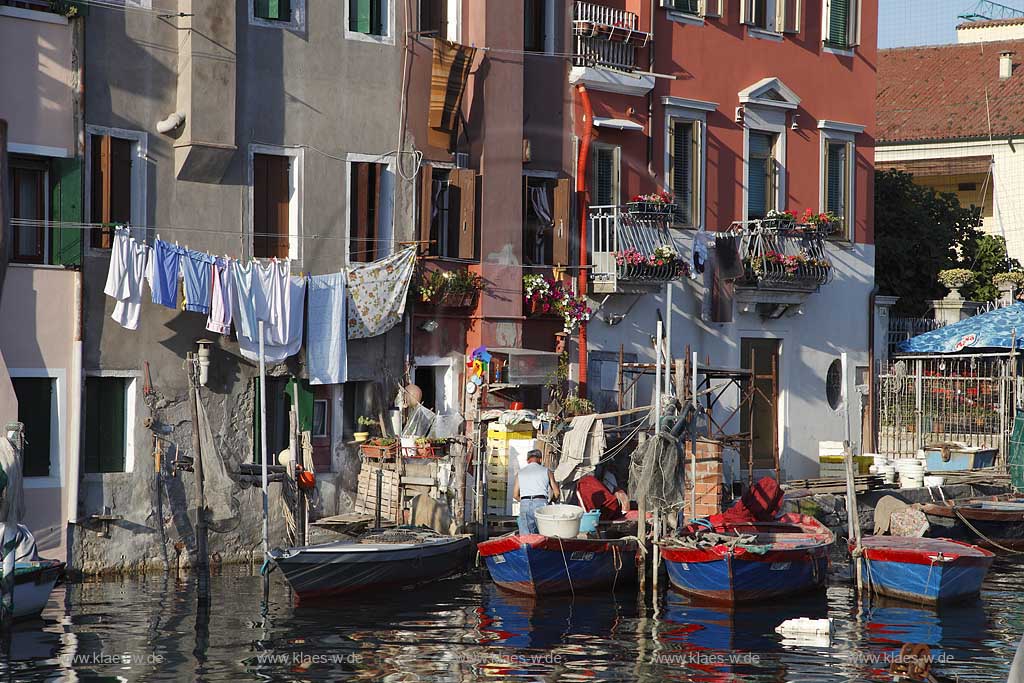 Chioggia Kanal Vena mit Fischerbooten vor Haeuserzeile mit Waesche auch Waescheleine; Canale Vena with fishing boats and clothes on a clothesline in front of housefacade, housefront