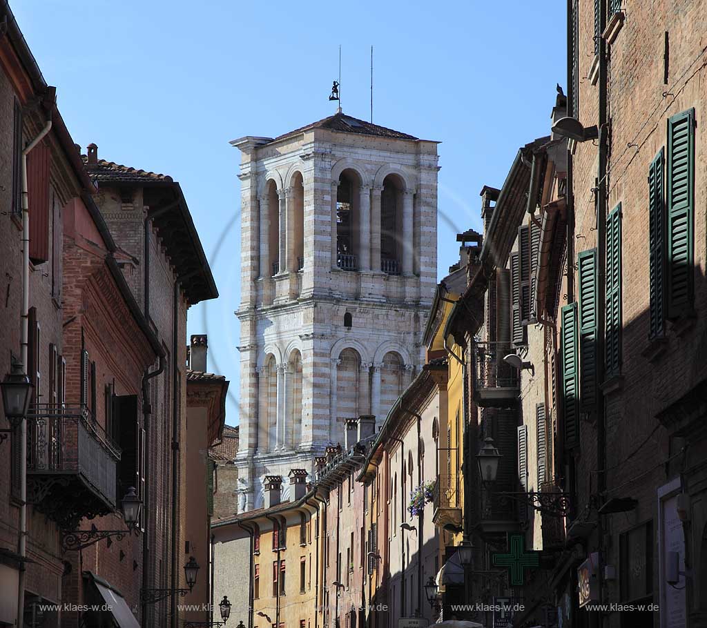 Ferrara Alststadt, Blick von Via Mazzini zum Glockenturm der Kathedrale Chiesa San Giorgio; Old town , view from Via Mazzini to towr of cathedrale San Giorgio