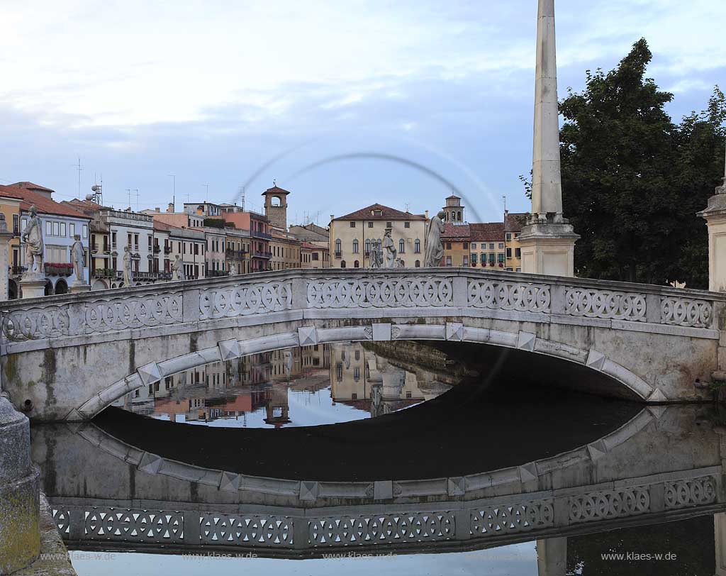 Padua Prato della valle in der Abenddaemmerung bei leicht bedecktem Himmel; Padua Prato della valle in evening light with light cloudy sky; Padova