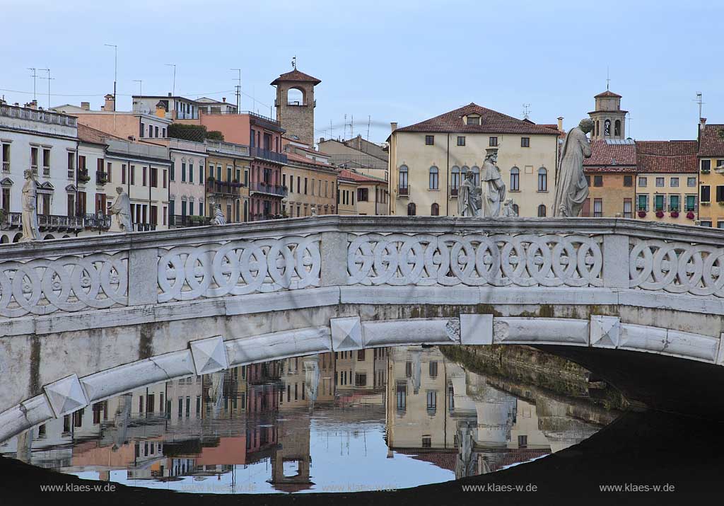 Padua Prato della valle in der Abenddaemmerung bei leicht bedecktem Himmel; Padua Prato della valle in evening light with light cloudy sky; Padova