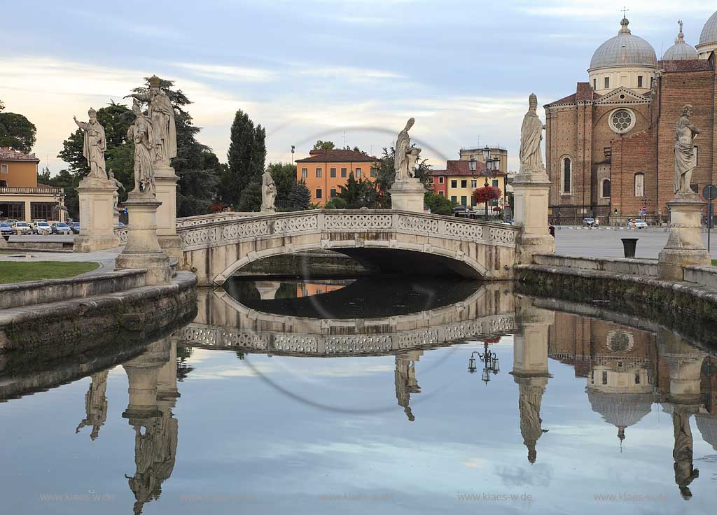 Padua Prato della valle in der Abenddaemmerung bei leicht bedecktem Himmel; Padua Prato della valle in evening light with light cloudy sky; Padova