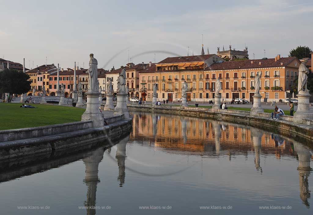 Padua Prato della valle in der Abenddaemmerung; Padua Prato della valle in evening light; Padova