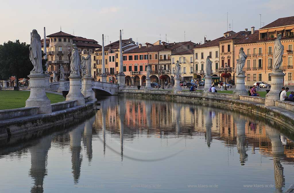 Padua Prato della valle in der Abenddaemmerung; Padua Prato della valle in evening light; Padova