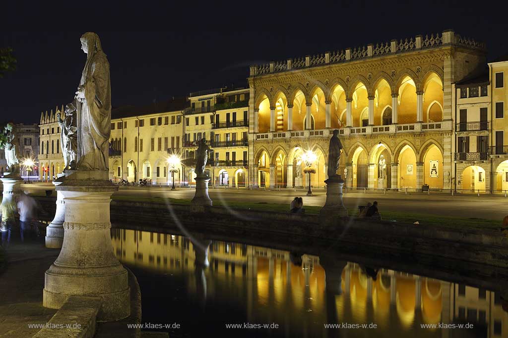 Padua Prato della valle mit Amulea Loggia bei Nacht, Nachtaufnahme illuminiert; Padua Prato della valle with Loggia Amulea in night light with illumination; Padova