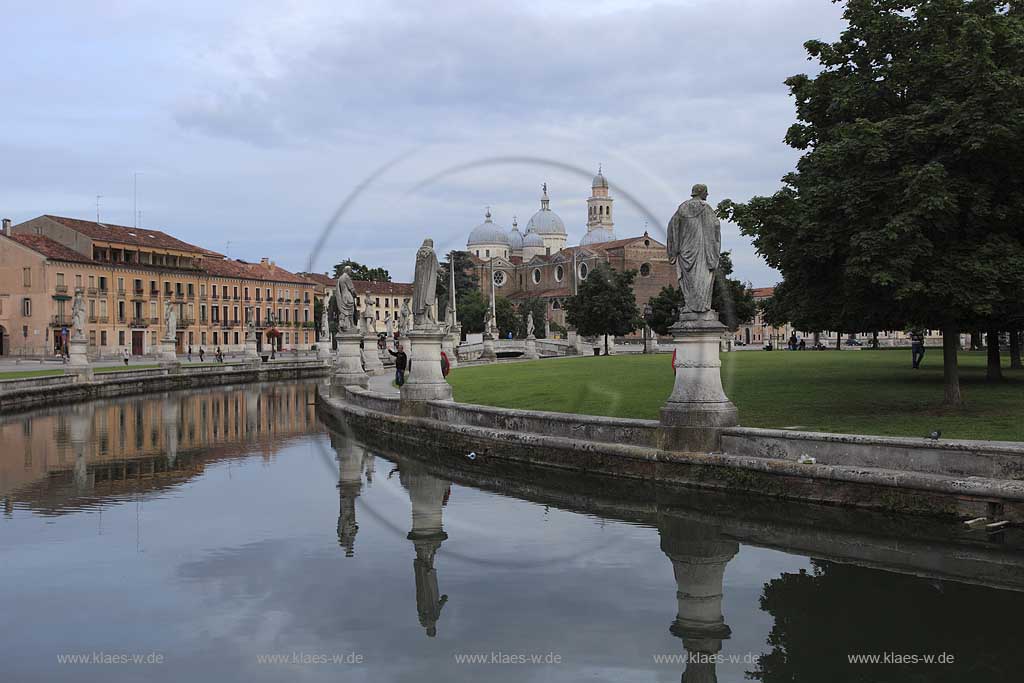 Padua Prato della valle mit Basilika Santa Giustina in der Abenddaemmerung bei leicht bedecktem Himmel; Padua Prato della valle with Basilica San Giustina in evening light with light cloudy sky; Padova
