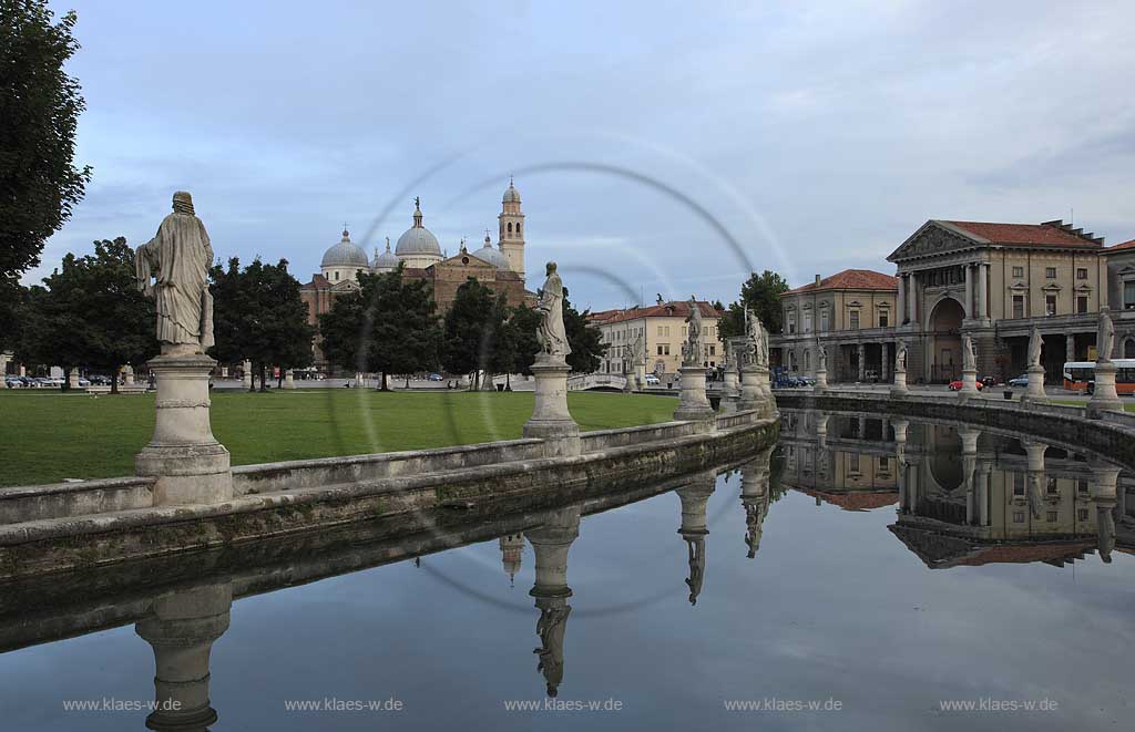 Padua Prato della valle mit Basilika Santa Giustina in der Abenddaemmerung bei leicht bedecktem Himmel; Padua Prato della valle with Basilica San Giustina in evening light with light cloudy sky; Padova