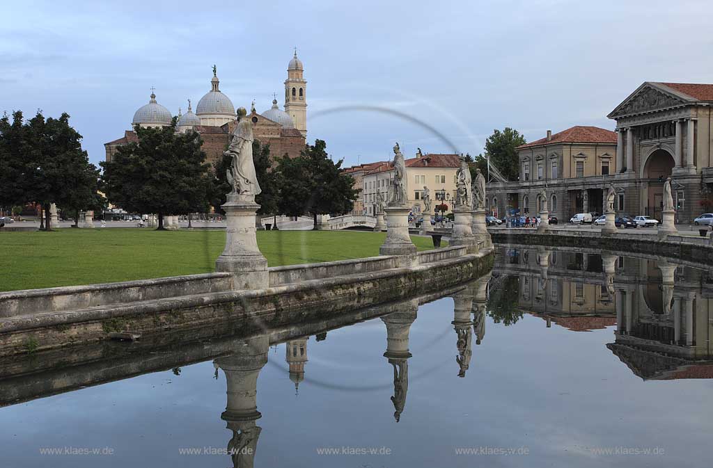 Padua Prato della valle mit Basilika Santa Giustina in der Abenddaemmerung bei leicht bedecktem Himmel; Padua Prato della valle with Basilica San Giustina in evening light with light cloudy sky; Padova