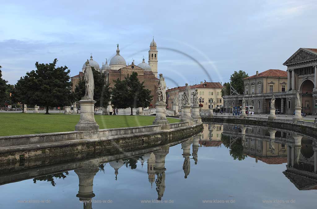 Padua Prato della valle mit Basilika Santa Giustina in der Abenddaemmerung bei leicht bedecktem Himmel; Padua Prato della valle with Basilica San Giustina in evening light with light cloudy sky; Padova