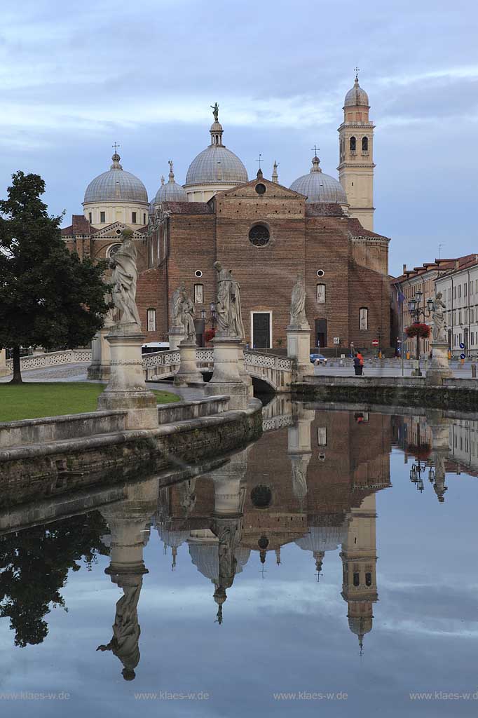 Padua Prato della valle mit Basilika Santa Giustina in der Abenddaemmerung bei leicht bedecktem Himmel; Padua Prato della valle with Basilica San Giustina in evening light with light cloudy sky; Padova