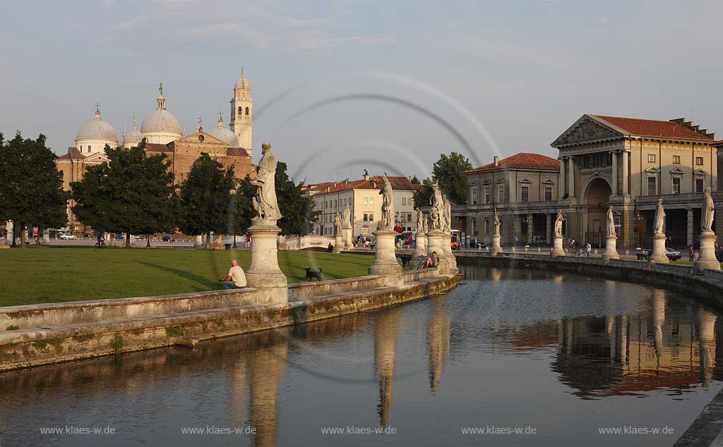 Padua Prato della valle mit Basilika Santa Giustina in der Abenddaemmerung stimmungsvoll; Padua Prato della valle with Basilica San Giustina in evening light; Padova