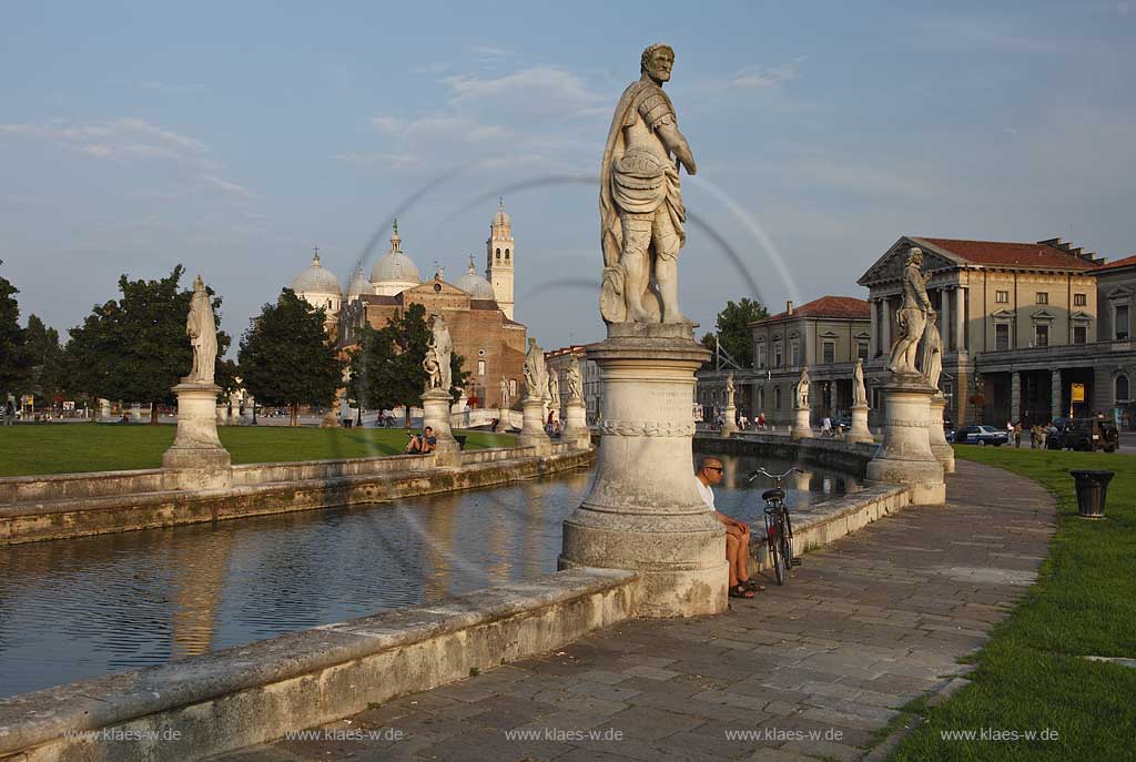 Padua Prato della valle mit Basilika Santa Giustina in der Abenddaemmerung stimmungsvoll; Padua Prato della valle with Basilica San Giustina in evening light; Padova
