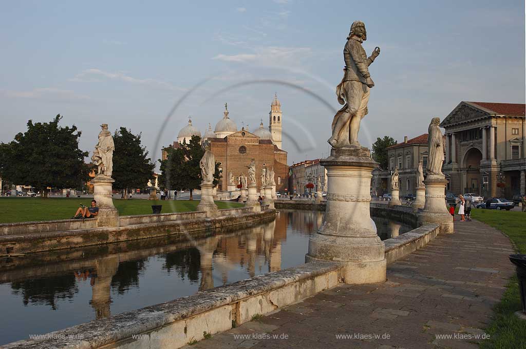 Padua Prato della valle mit Basilika Santa Giustina in der Abenddaemmerung stimmungsvoll; Padua Prato della valle with Basilica San Giustina in evening light; Padova
