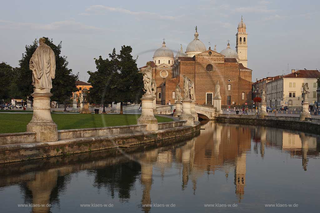 Padua Prato della valle mit Basilika Santa Giustina in der Abenddaemmerung stimmungsvoll; Padua Prato della valle with Basilica San Giustina in evening light; Padova