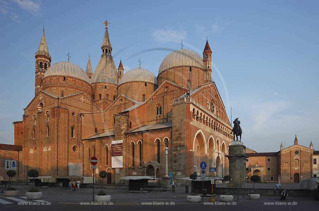 Padua Kathedrale, Basilika San Antonius im warmen Abendlicht der untergehenden Sonne, Baustil vereint byzantinische, romanisch-lombardische und gotische Formelemente;  Cathedrale Saint Anthonys Basilica in warm red sun evening sunset light; Padova
