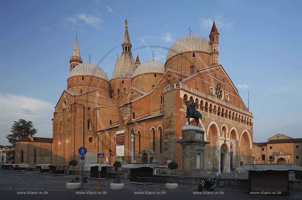 Padua Kathedrale, Basilika San Antonius im warmen Abendlicht der untergehenden Sonne, Baustil vereint byzantinische, romanisch-lombardische und gotische Formelemente;  Cathedrale Saint Anthonys Basilica in warm red sun evening sunset light; Padova